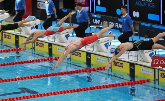 10月18日，中國選手張雨霏（右二）在女子50米自由泳預賽中出發(fā)。新華社記者 方喆 攝