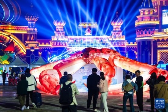 9月19日，游客在吉林省琿春市的2024琿春帝王蟹美食嘉年華現場游玩。新華社記者 許暢 攝