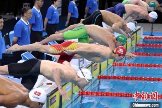 10月19日晚，2024年世界泳聯(lián)游泳世界杯上海站結(jié)束第二個比賽日的爭奪。圖為中國選手潘展樂(左三)在男子100米自由泳決賽中。 中新社記者 湯彥俊 攝