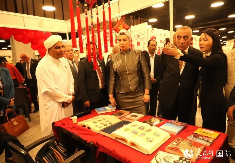 第二十三屆約旦安曼國(guó)際書(shū)展于10月10日至19日在約旦展覽中心舉行，約旦政府和民間各界人士在中國(guó)展臺(tái)翻閱圖書(shū)，熱烈交流互動(dòng)，感受中華文化之美。人民網(wǎng)記者 李瀟攝