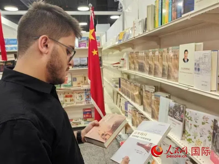 第二十三屆約旦安曼國(guó)際書(shū)展于10月10日至19日在約旦展覽中心舉行，約旦政府和民間各界人士在中國(guó)展臺(tái)翻閱圖書(shū)，熱烈交流互動(dòng)，感受中華文化之美。人民網(wǎng)記者 李瀟攝