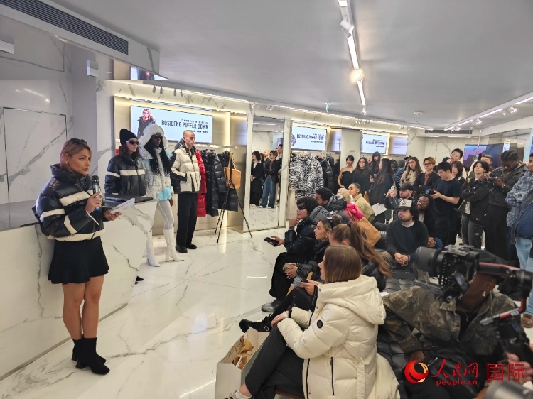 英國(guó)時(shí)尚博主分享自己的穿搭心得。人民網(wǎng)記者 邢雪攝