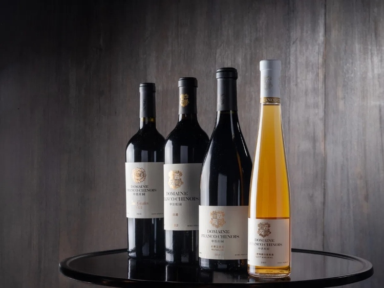 活動現(xiàn)場推介了懷來中法莊園珍藏馬瑟蘭干紅、小芒森甜白等優(yōu)質(zhì)葡萄酒。主辦方供圖