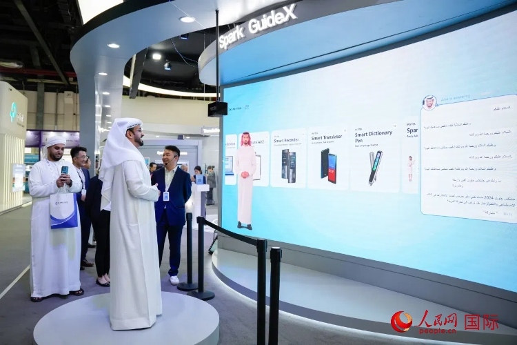 觀眾在科大訊飛展臺(tái)與虛擬人對話。人民網(wǎng) 塔里克·易卜拉欣攝