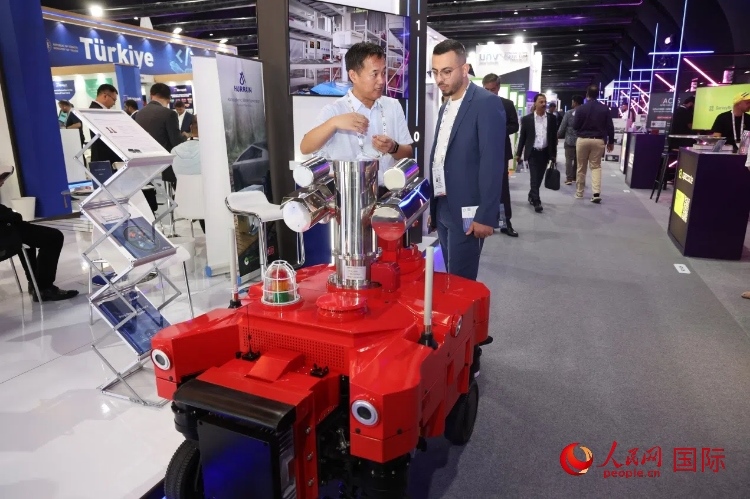 觀眾了解北京眸視科技有限公司研發(fā)的巡檢機(jī)器人。人民網(wǎng)記者 任皓宇攝