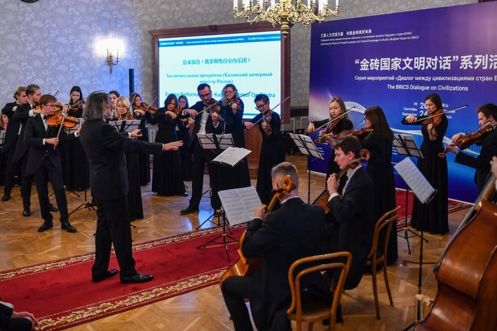 2024年9月24日，在俄羅斯喀山，俄羅斯喀山室內樂團演奏傳統(tǒng)曲目?！敖鸫u國家文明對話”系列活動24日在俄羅斯喀山舉行，來自中國、俄羅斯、巴西、印度、南非、伊朗等金磚國家的相關機構、各領域專家學者及青年代表等300多人參加。新華社記者 曹陽 攝