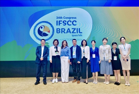 百雀羚集團(tuán)高層與研發(fā)團(tuán)隊。受訪方供圖