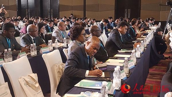 與會(huì)來(lái)賓在認(rèn)真記錄。人民網(wǎng)記者 萬(wàn)宇攝