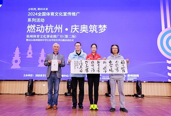 王麗萍與藝術(shù)家們共同創(chuàng)作主題作品。主辦方供圖