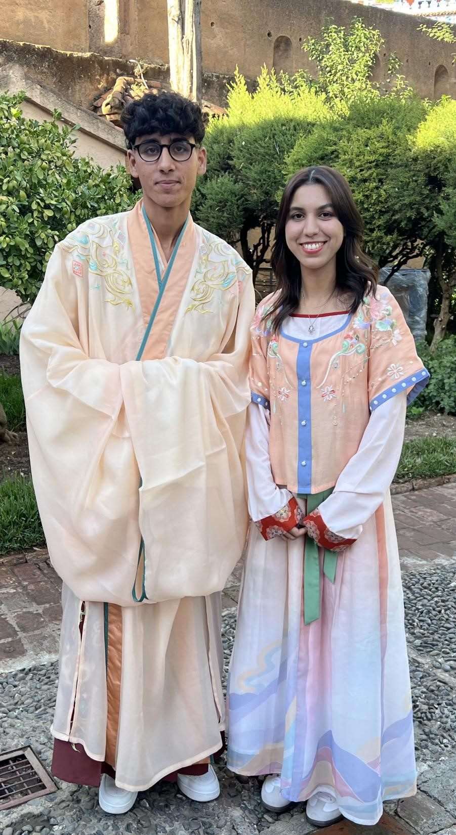 兩位青年試穿中國(guó)古代服裝。拉巴特中國(guó)文化中心供圖