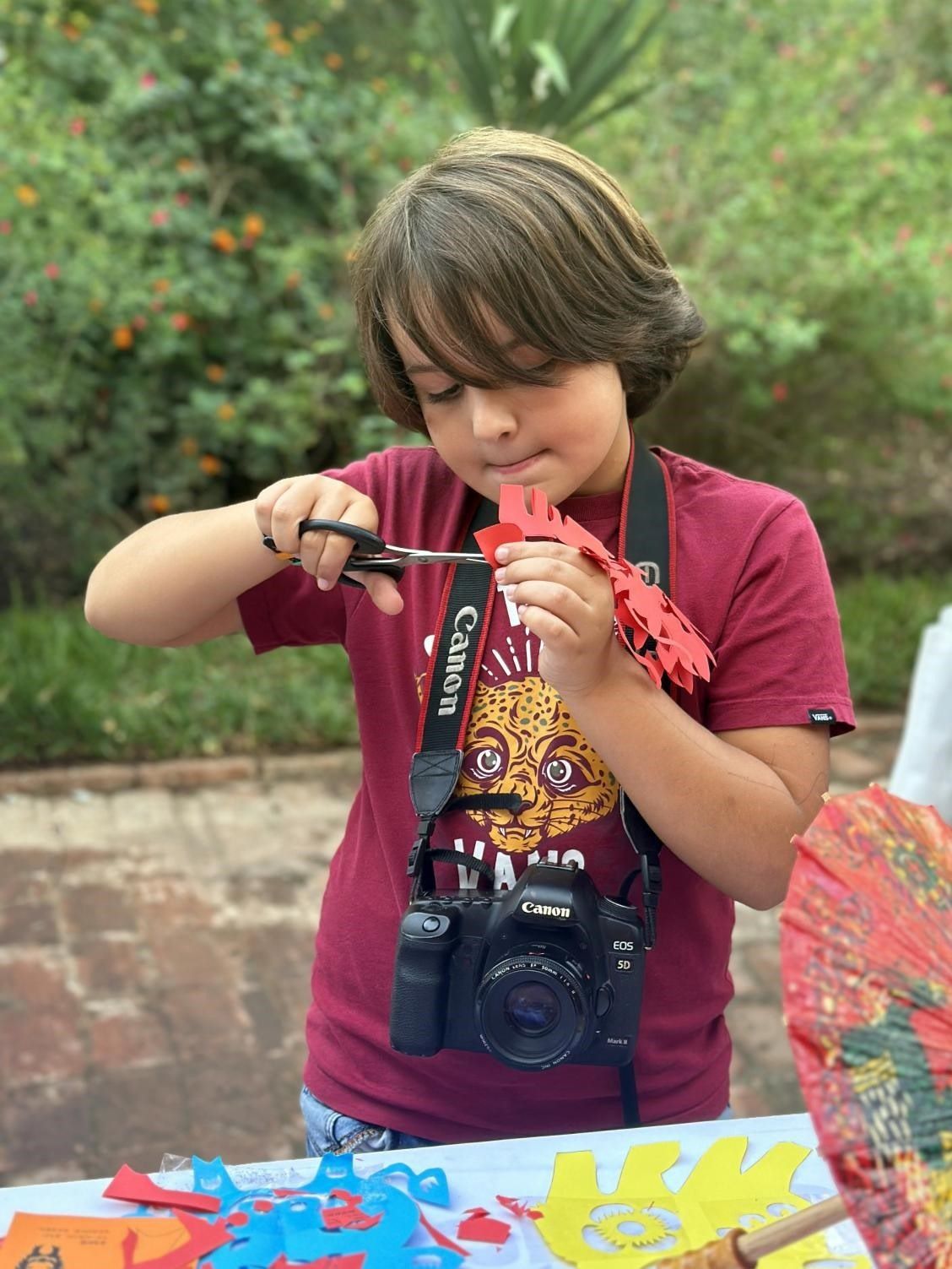 專(zhuān)心致志學(xué)剪紙。拉巴特中國(guó)文化中心供圖