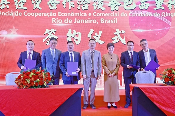 企業(yè)家在活動現(xiàn)場參與項目簽約儀式。人民網(wǎng)記者 陳海琪攝