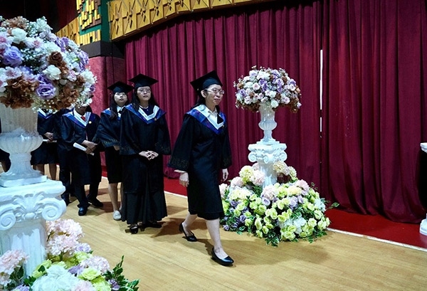 菲律賓岐黃中醫(yī)學(xué)院首屆12名畢業(yè)生順利獲得中醫(yī)相關(guān)執(zhí)業(yè)資格。人民網(wǎng)記者 樊帆攝