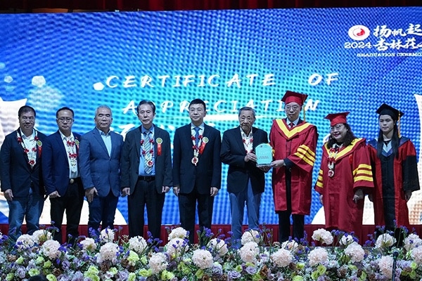 菲律賓首家中醫(yī)學(xué)院——岐黃中醫(yī)學(xué)院在馬尼拉舉行首屆畢業(yè)典禮。人民網(wǎng)記者 樊帆攝