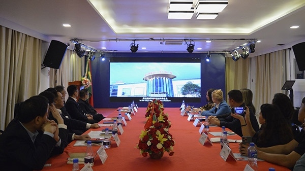 當(dāng)?shù)貢r間10月22日，山東省臨沂市代表團訪問巴西華人文化交流協(xié)會會館，并舉行中國（臨沂）—巴西（里約）合作交流會。巴西華人文化交流協(xié)會供圖