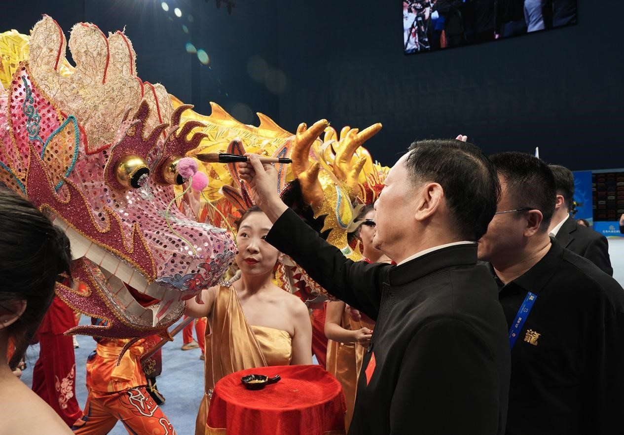 出席開賽儀式的領(lǐng)導(dǎo)及嘉賓共同為參賽龍獅隊(duì)點(diǎn)睛。（受訪者供圖）