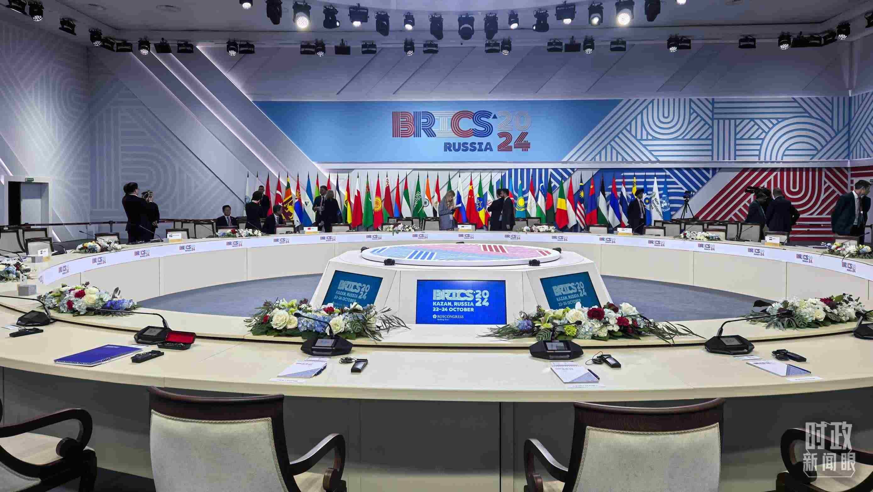 △ 金磚國(guó)家領(lǐng)導(dǎo)人大范圍會(huì)議開(kāi)始前。（總臺(tái)央視記者程鋮拍攝）