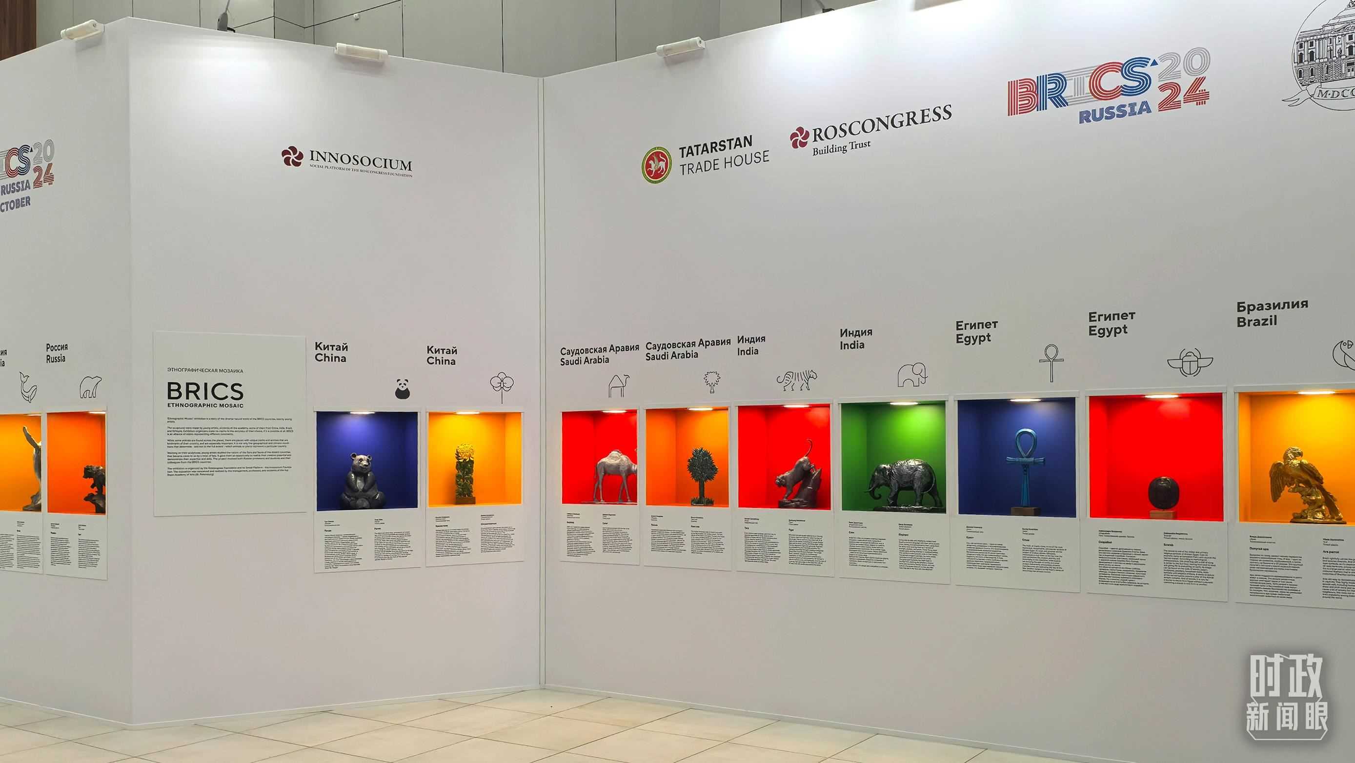 △ 喀山會(huì)展中心內(nèi)展示的金磚國(guó)家工藝品。（總臺(tái)央廣記者潘毅拍攝）