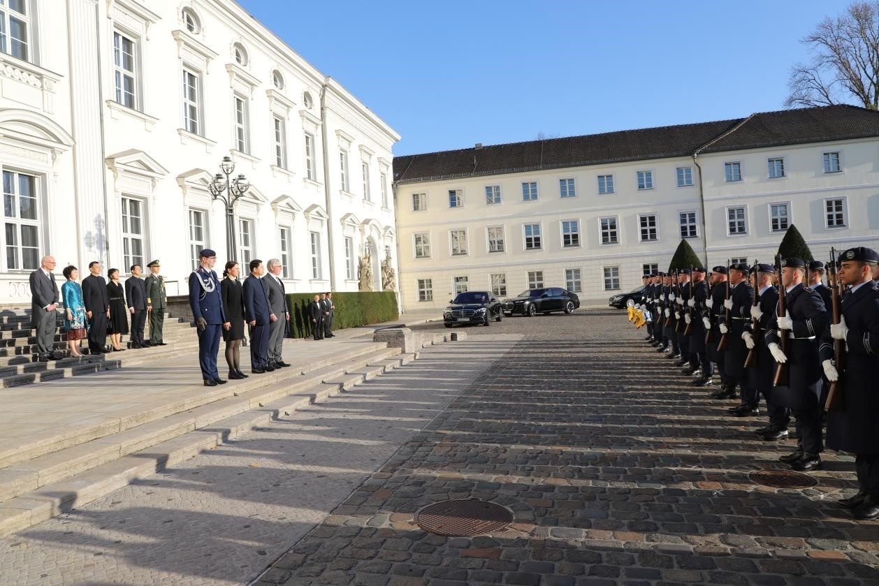 新任中國駐德國大使鄧洪波向德國總統(tǒng)施泰因邁爾遞交國書。中國駐德國大使館供圖