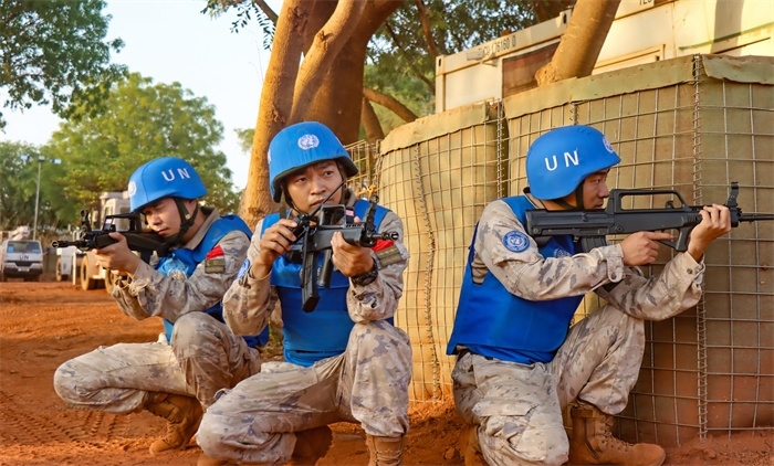 匯報(bào)一線偵察情況。王軍杰攝