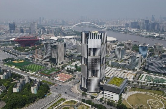 位于中國(guó)上海浦東新區(qū)世博園區(qū)的金磚國(guó)家新開(kāi)發(fā)銀行總部大樓（2022年6月17日攝，無(wú)人機(jī)照片）。新華社記者方喆攝