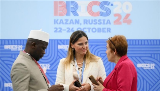 金磚國(guó)家領(lǐng)導(dǎo)人第十六次會(huì)晤期間,新聞?dòng)浾咴趪?guó)際新聞中心工作