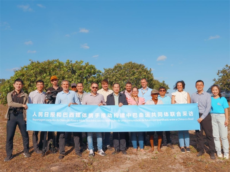 當?shù)貢r間10月24日至25日，人民日報社攜手巴西主流媒體在巴西東北部北里奧格蘭德州開展聯(lián)合采訪，拉開了以“攜手推動構建中巴命運共同體”為主題的人民日報和巴西媒體聯(lián)合采訪序幕。圖為參加聯(lián)合采訪的中巴兩國記者與受益于中國企業(yè)扶貧項目的若昂卡馬拉市民眾合影。 人民日報和巴西媒體聯(lián)合采訪團供圖