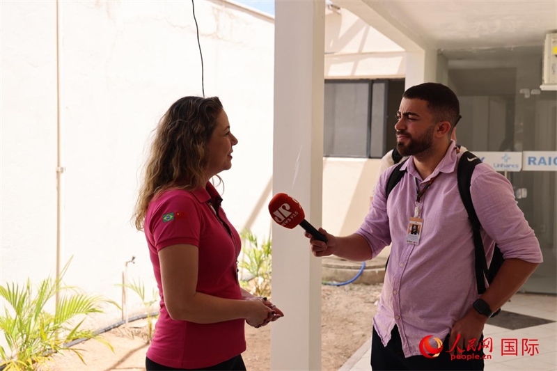 國網(wǎng)巴電文化中心負責人達尼埃拉·帕戈托接受參加聯(lián)合采訪團的巴西記者采訪。 人民網(wǎng)記者 時元皓攝