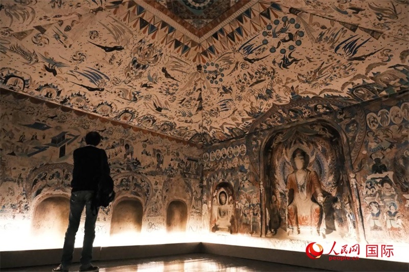 觀眾仿佛置身于數(shù)字復(fù)原的敦煌第285窟。人民網(wǎng)記者 尚凱元攝 