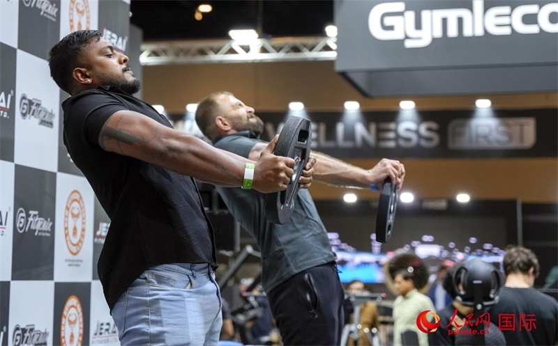 觀眾參加舉重物比賽。人民網(wǎng)中東中心分社塔里克·易卜拉欣攝