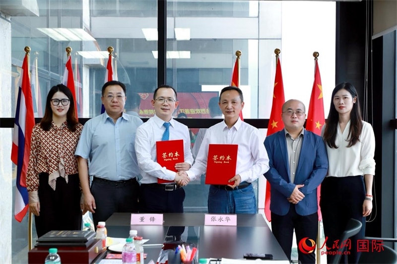 會(huì)談現(xiàn)場。左三為泰中僑商聯(lián)合會(huì)副主席董峰；右三為浙江大學(xué)光華法學(xué)院黨委書記張永華。人民網(wǎng)記者 簡承淵攝