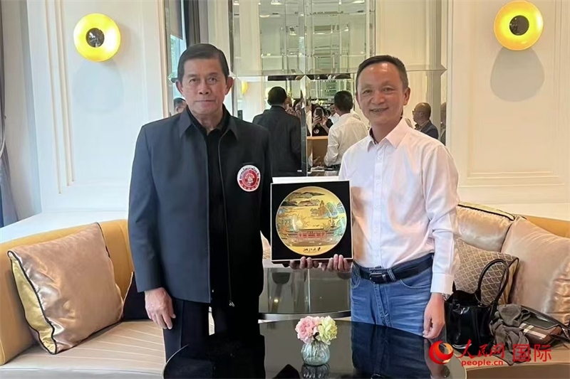 泰中友好協(xié)會(huì)會(huì)長、泰國前副總理功·塔帕朗西（左一）會(huì)見浙大團(tuán)組一行。人民網(wǎng)記者 簡承淵攝