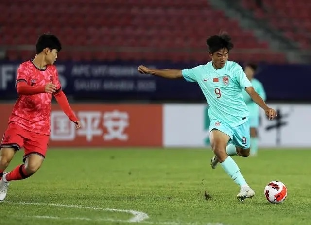 國少隊球員魏祥鑫（右）比賽中傳球。新華社記者 李鋼攝