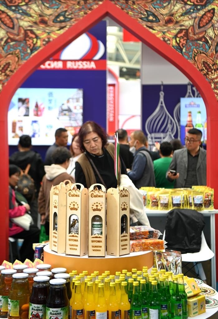 10月25日，觀眾在楊凌農(nóng)高會上合組織國家農(nóng)業(yè)展區(qū)了解農(nóng)產(chǎn)品。新華社記者 鄒競一 攝