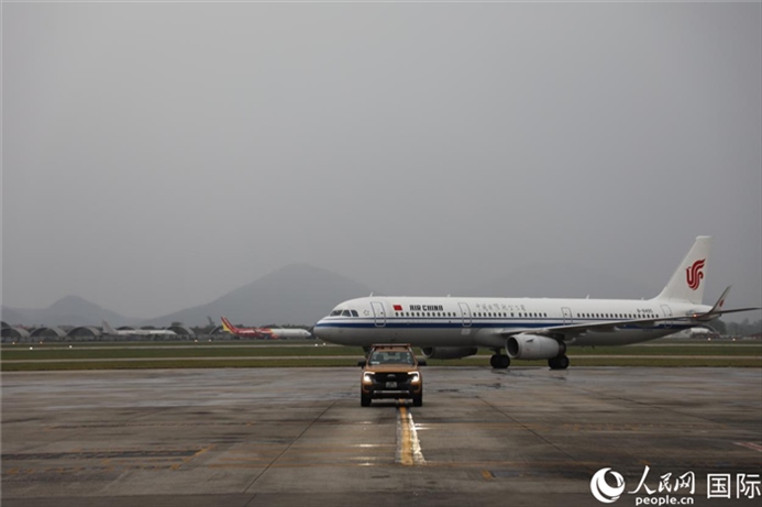 國航上海——河內(nèi)首班飛機(jī)抵達(dá)河內(nèi)內(nèi)排機(jī)場。人民網(wǎng)記者 楊曄攝