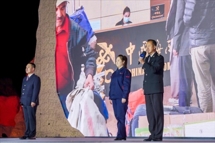 張曉波（右一）在“何以中國(guó)·五星出東方”網(wǎng)絡(luò)主題宣傳活動(dòng)現(xiàn)場(chǎng)演講。人民視頻供圖