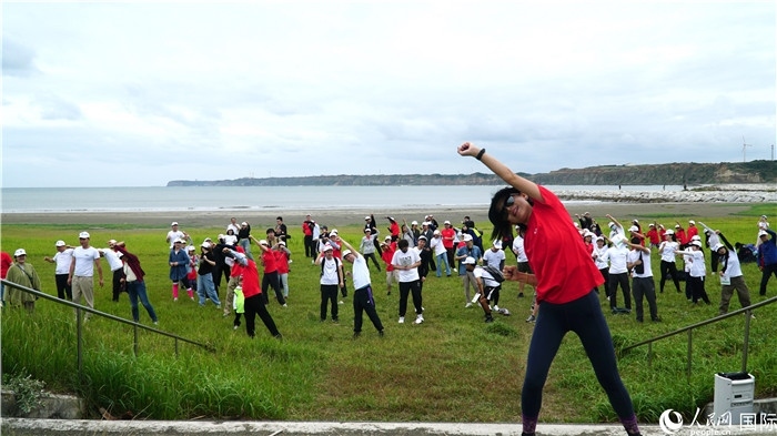 開跑前的熱身運(yùn)動(dòng)。人民網(wǎng) 蔣曉辰攝