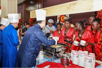 恩賈梅納大學(xué)孔子學(xué)院的學(xué)生們對(duì)中國餃子情有獨(dú)鐘。主辦方供圖