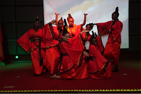 孔子學(xué)院的學(xué)生表演中國舞《昭君出塞》。主辦方供圖