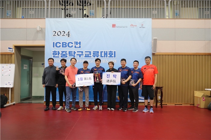 獲得第一名的隊(duì)伍與頒獎(jiǎng)嘉賓一起合影留念。首爾中國(guó)文化中心供圖