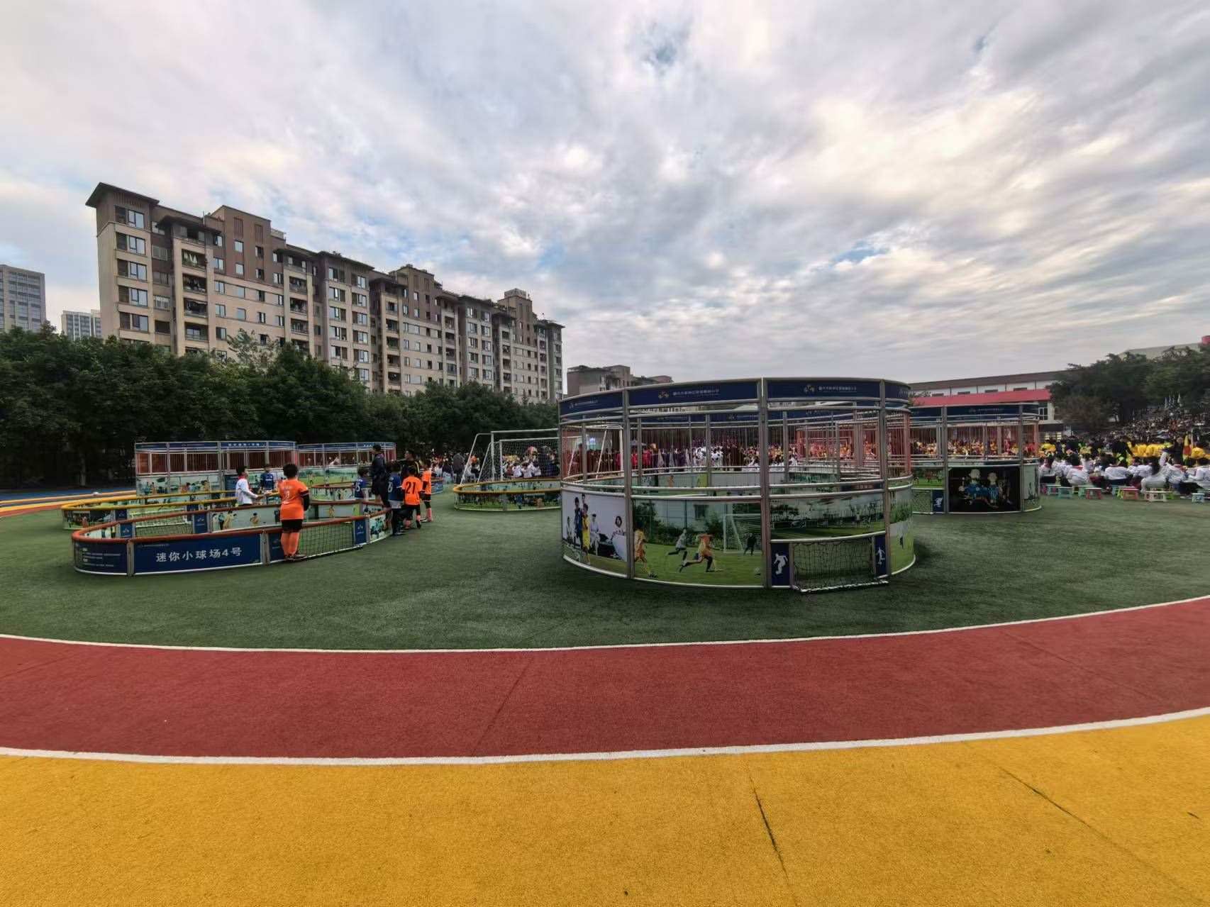 珊瑚魯能小學(xué)里的迷你足球場(chǎng)。 人民網(wǎng)記者 楊磊攝