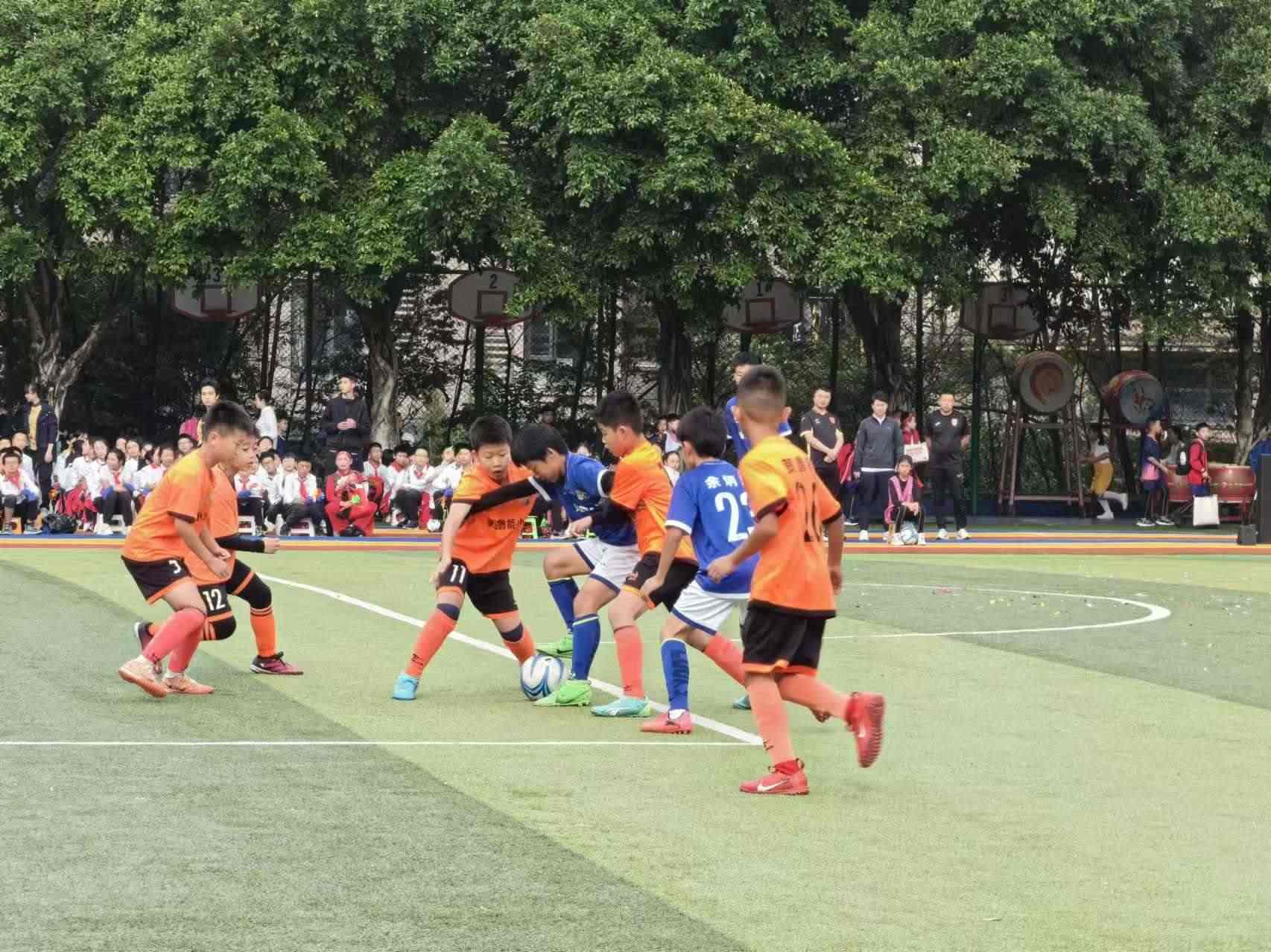 珊瑚魯能小學(xué)的學(xué)生們?cè)谶M(jìn)行足球比賽。 人民網(wǎng)記者 楊磊攝