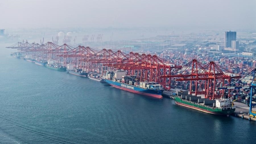 在廣西欽州港碼頭，多艘海輪在排隊卸貨（無人機(jī)照片，2024年3月28日攝）。新華社記者 張愛林 攝