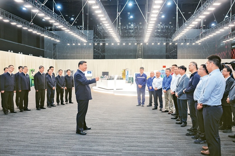 2024年10月17日至18日，中共中央總書記、國家主席、中央軍委主席習(xí)近平在安徽考察。這是17日下午，習(xí)近平在合肥濱湖科學(xué)城考察時，同現(xiàn)場科研人員和企業(yè)負責(zé)人親切交流。 新華社記者 鞠鵬/攝