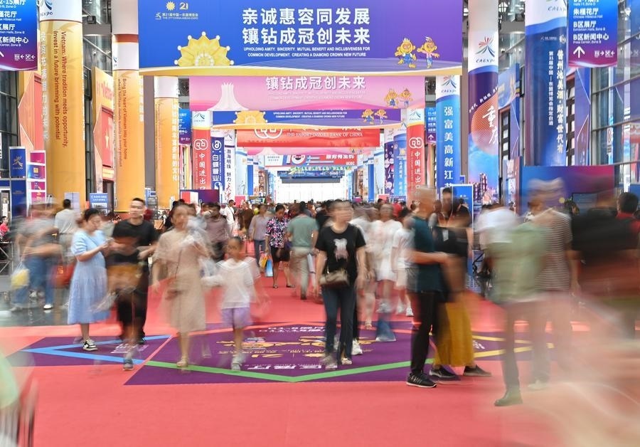 2024年9月28日，觀眾在廣西南寧市舉行的第21屆中國—東盟博覽會上參觀。新華社記者 周華 攝