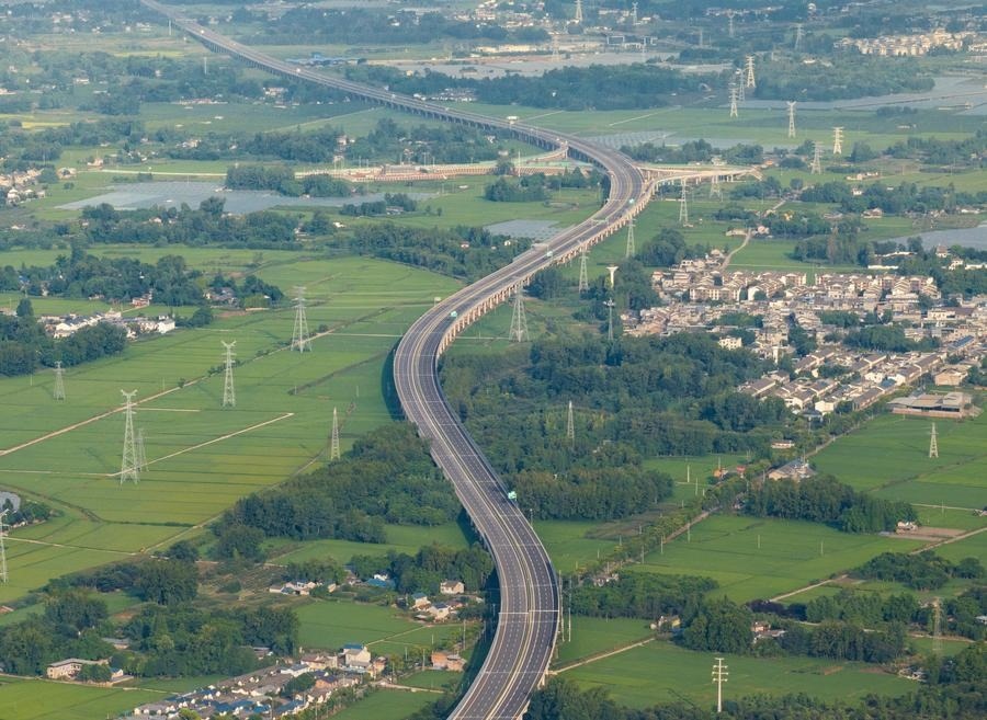 俯瞰四川天府新區(qū)至邛崍高速公路一角（2024年7月2日攝，無人機(jī)照片）。新華社記者 江宏景 攝