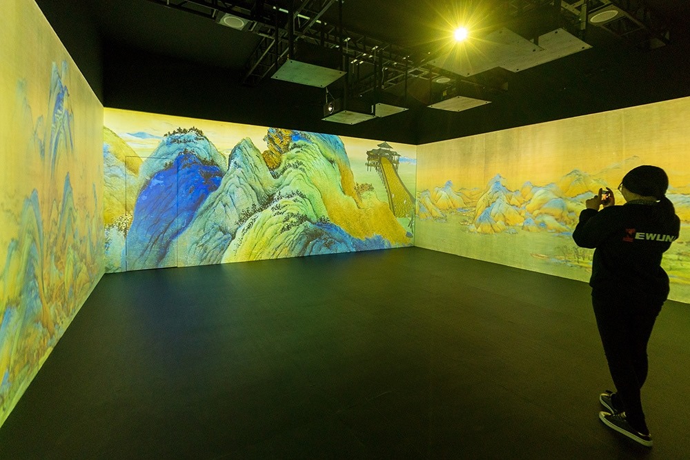 2019年1月29日，上海，市民在“千里江山圖科技藝術(shù)展”上參觀北宋名畫《千里江山圖》的AR全景展示并打卡拍照。