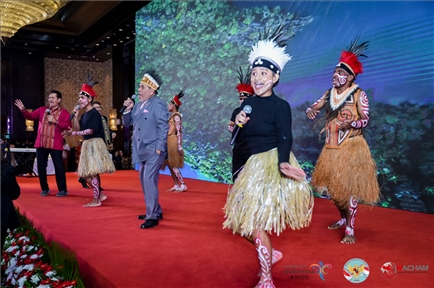 山東濟(jì)寧職業(yè)技術(shù)學(xué)校印尼巴布亞留學(xué)生演唱與大使一起演唱巴布亞傳統(tǒng)歌曲。印尼駐華大使館供圖