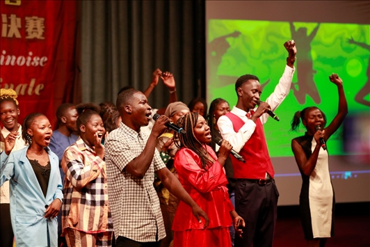 孔子學(xué)院的同學(xué)們演唱中文歌曲《明天會(huì)更好》。中國(guó)石油非洲公司供圖