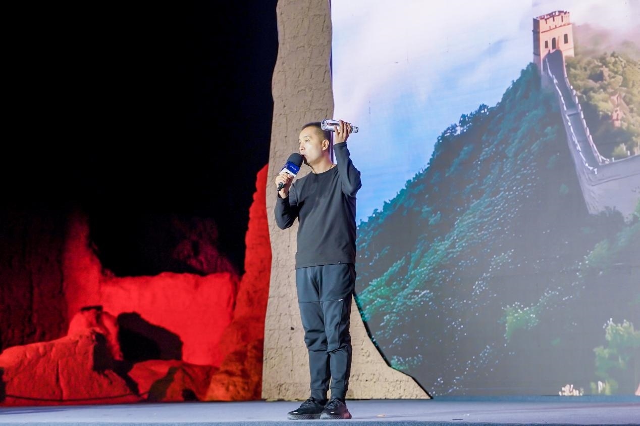 李剛在“何以中國·五星出東方”網(wǎng)絡(luò)主題宣傳活動(dòng)現(xiàn)場演講。人民視頻供圖